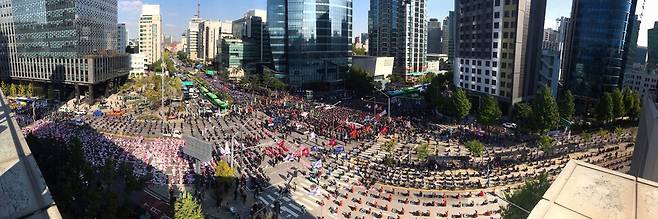 KCTU unionists taking part in the general strike on Wednesday afternoon gathered near Seodaemun Station in Seoul, and began their march. (Yoon Woon-sik/The Hankyoreh)