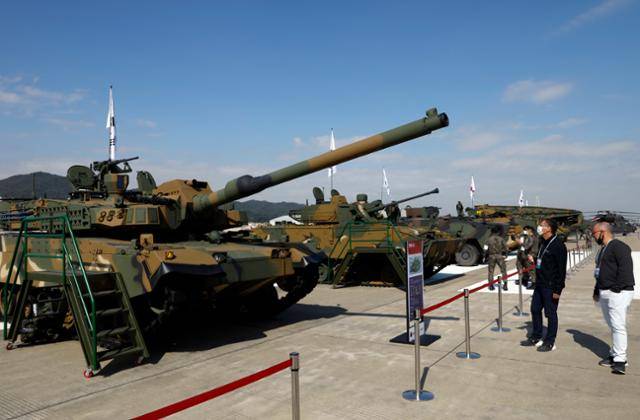 18일 서울공항에서 열린 '서울 국제 항공우주 및 방위산업 전시회 2021' 프레스데이에 참석한 관계자들이 K2 전차를 살펴보고 있다. 뉴시스