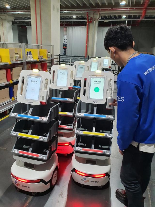CJ대한통운 직원이 개발 중인 자율주행 이송로봇(AMR)을 점검하고 있다. CJ대한통운 제공