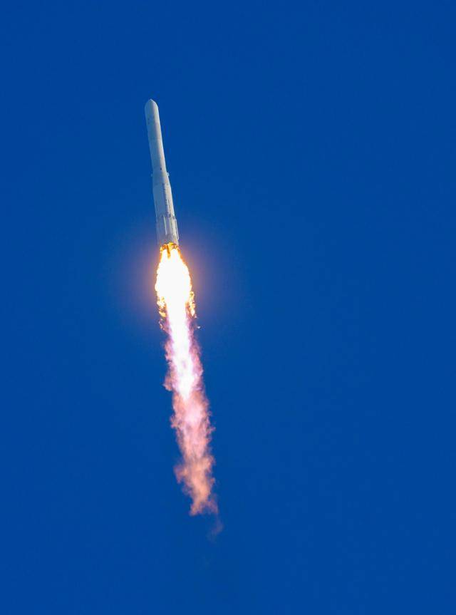 한국형 발사체 누리호(KSLV-II)가 21일 전남 고흥군 나로우주센터 제2발사대에서 화염을 내뿜으며 힘차게 날아오르고 있다. 누리호는 1.5톤급 실용위성을 지구 저궤도(600~800km)에 투입하기 위해 제작한 3단 발사체로 엔진 설계에서부터 제작, 시험, 발사 운용까지 모두 국내 기술로 완성했다. 고흥=사진공동취재단