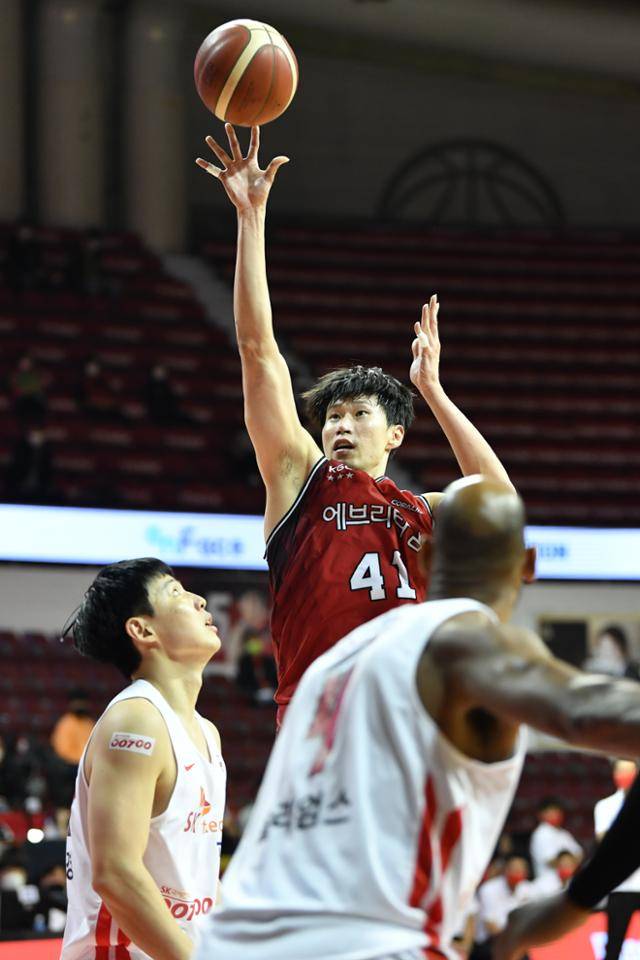 안양 KGC인삼공사 오세근이 21일 안양실내체육관에서 열린 서울 SK전에서 공격을 시도하고 있다. KBL 제공