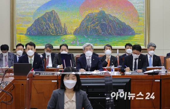 고승범 금융위원회장이 21일 서울 여의도 국회에서 열린 정무위원회의 금융위원회, 금융감독원 등에 대한 2021년도 종합국정감사에서 질의에 답하고 있다. (왼쪽부터)정은보 금융감독원장, 고승범 금융위원장, 도규상 부위원장 [사진=김성진 기자]