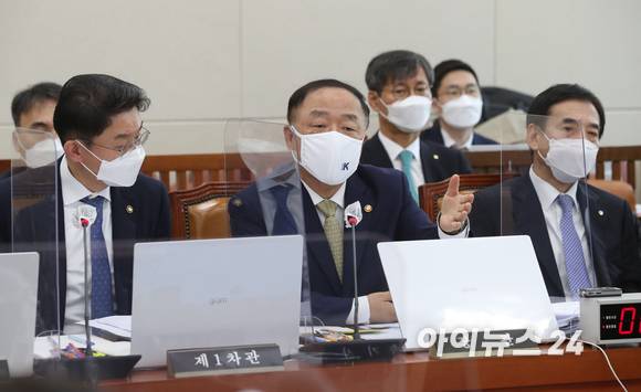 홍남기 경제부총리 겸 기획재정부 장관이 21일 오전 서울 여의도 국회에서 열린 기획재정위원회의 기획재정부, 한국은행 등에 대한 종합감사에 출석해 의원들의 질의에 답변하고 있다. [사진=김성진기자]