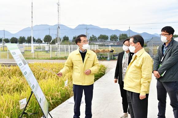 최형식 담양군수(왼쪽 세번째)가 "담양만의 맞춤형 벼 신품종 설명을 듣고 있다. [사진=담양군]