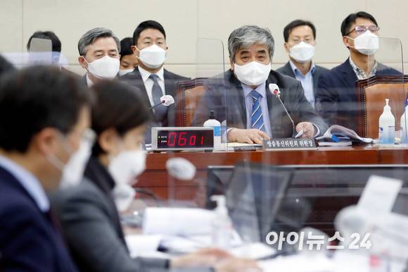 한상혁 방송통신위원회 위원장이 21일 서울 여의도 국회에서 열린 과학기술정보방송통신위원회의 방송통신위원회 등에 대한 국정감사에서 질의에 답변하고 있다. [사진=김성진 기자]