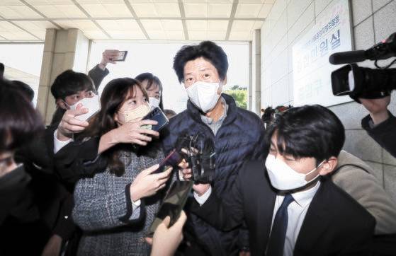 지난 18일 귀국 직후 인천공항에서 체포됐던 남욱 변호사가 20일 새벽 구속영장 청구 없이 풀려났다. 이날 오후 남 변호사가 다시 조사받기 위해 서울 중앙지검에 출두하고 있다. [뉴시스]