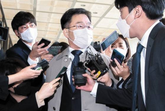 구속영장이 기각됐던 화천대유 대주주인 김만배씨도 같은 날 서울중앙지검에 소환되고 있다. [뉴스1]