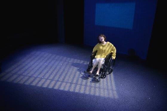 ‘자화상’ 첫번째 시리즈에서 공연하는 ‘하나를 위한 이중주’ 중 한 장면. [사진 산울림 소극장]