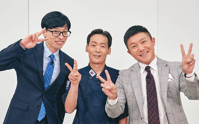 ‘유 퀴즈 온 더 블럭’ 촬영을 마치고 진행자 유재석, 조세호와 기념사진을 찍은 경남 남해 ‘행복 베이커리’ 대표 김쌍식씨. 사진 tvN