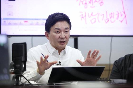 국민의힘 대선 경선 후보인 원희룡 전 제주지사가 20일 경북도당에서 성남시 대장동 특혜 및 민주당 이재명 후보의 관련 의혹을 다루는 유튜브 라이브 방송을 진행하고 있다. 연합뉴스