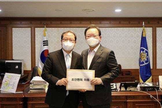 조광한 남양주시장(왼쪽)은 20일 김부겸 국무총리(오른쪽)를 만나 국가 차원의 수도권 상수원 다변화 정책과 상수원보호구역 규제 개선을 건의했다. 남양주시