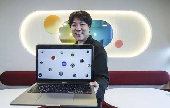 옴니어스의 AI는 20만 장의 이미지에 담긴 패션 데이터를 단 하루 만에 분류한다. 사진은 옴니어스의 공동창업자 전재영 대표이사. 김성룡 기자