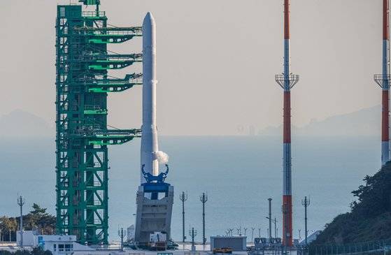 21일 오후 전남 고흥군 나로우주센터에서 '한국형 발사체' 누리호 발사를 앞두고 기립장치가 발사체에서 철수되고 있다. 뉴스1
