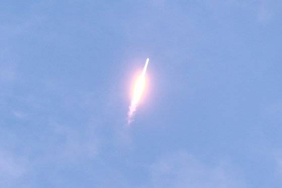 순수 국내 기술로 설계·제작된 한국형 발사체 누리호(KSLV-II)가 21일 오후 전남 고흥군 봉래면 나로우주센터에서 발사되고 있다. 연합뉴스