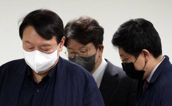 윤석열 전 검찰총장이 21일 오전 서울 여의도 국민의힘 중앙당사에서 청년정책 공약을 발표에 앞서 권성동 선거대책본부장(가운데)과 김병민 캠프 대변인이 함께 회의장에 들어서고 있다. 임현동 기자