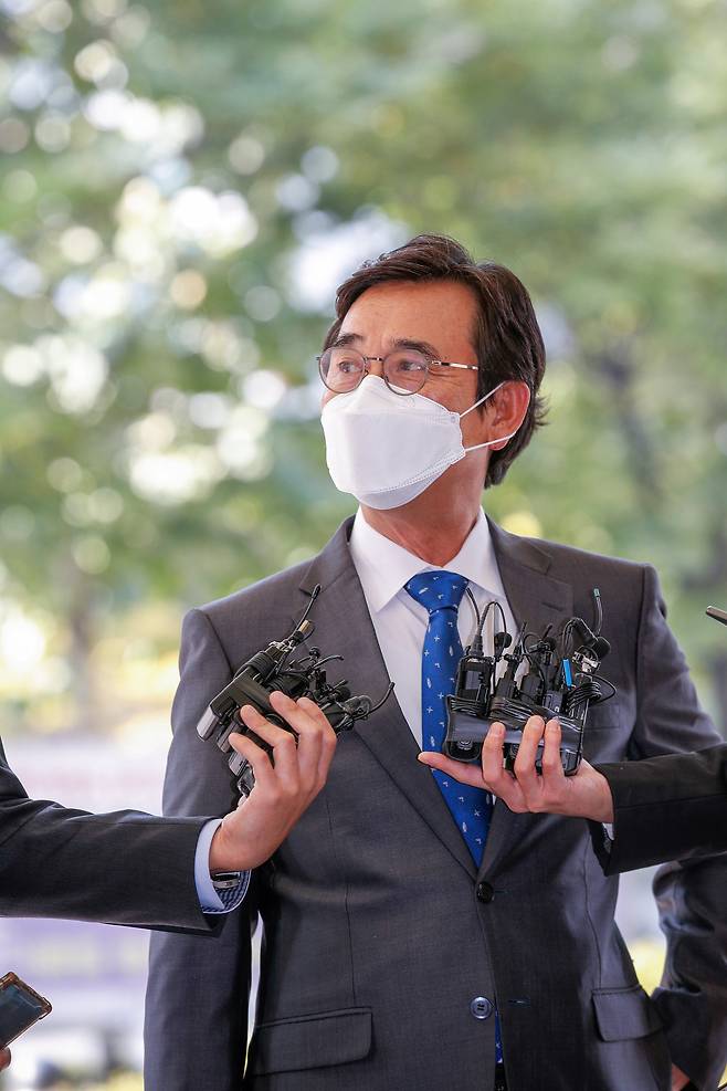 한동훈 검사장의 명예를 훼손한 혐의로 기소된 유시민 전 노무현재단 이사장이 21일 오후 서울 마포구 서부지방법원에서 열린 첫 공판에 출석하며 취재진 질의에 답하고 있다. [뉴스1]