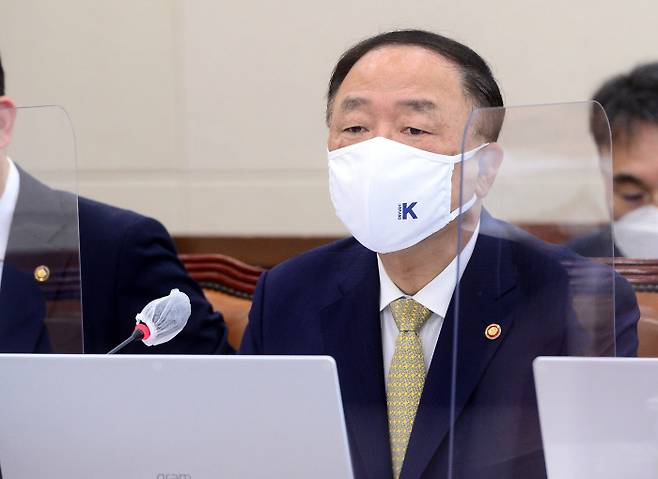 홍남기 부총리 겸 기획재정부 장관이 21일 국회에서 열린 기획재정위원회의 기획재정부, 한국은행 등에 대한 종합감사에 참석해 의원들의 질의에 답변하고 있다. 국회사진기자단