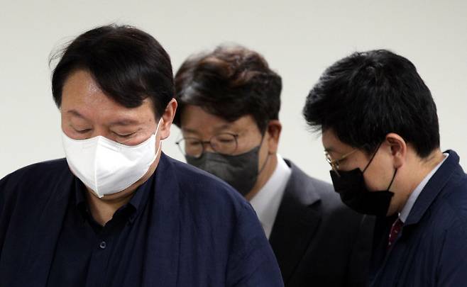 캠프 참모들과 함께 국민의힘 대선 경선 후보인 윤석열 전 검찰총장이 21일 서울 여의도 당사에서 청년정책 공약을 발표하기 위해 회견장으로 들어가고 있다. 연합뉴스