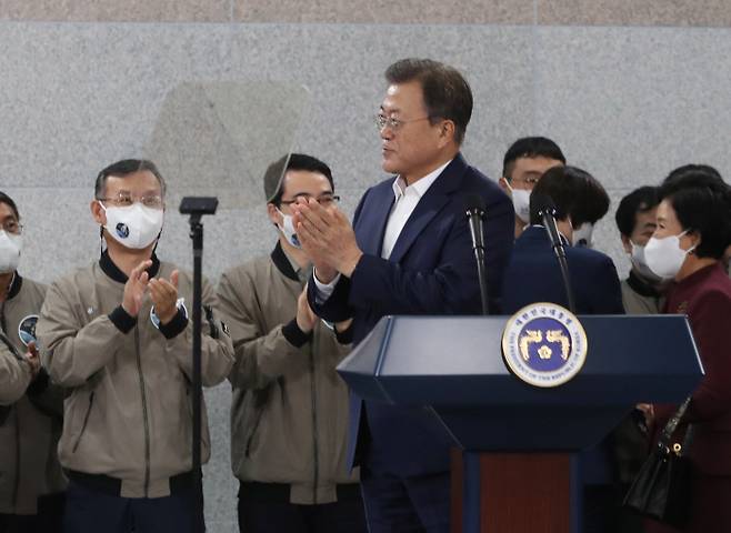 문재인 대통령이 21일 누리호의 발사 참관을 마치고 나로우주센터에서 메시지 발표 후 박수를 치고 있다. 연합뉴스