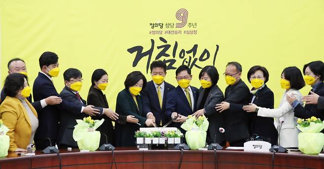 정의당 대선 후보인 심상정 의원(왼쪽에서 여섯번째)과 여영국 대표(일곱번째) 등 당 주요 인사들이 21일 국회에서 진행된 창당 9주년 기념식에서 축하 떡을 자르고 있다. 연합뉴스