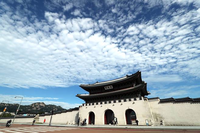 Gwanghwamun Gate in front of Gyeongbok Palace is seen in clear sky in central Seoul, on Oct. 11. (Yonhap)