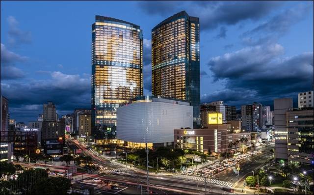 지난해말 준공 허가를 받은 제주 드림타워 복합리조트 전경. 롯데관광개발 제공