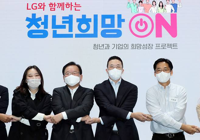 김부겸 국무총리(왼쪽 둘째)와 구광모 LG 회장(셋째)이 21일 서울 마곡동 LG사이언스파크에서 청년희망ON 프로젝트 협약식을 진행하며 기념촬영을 하고 있다. [이충우 기자]