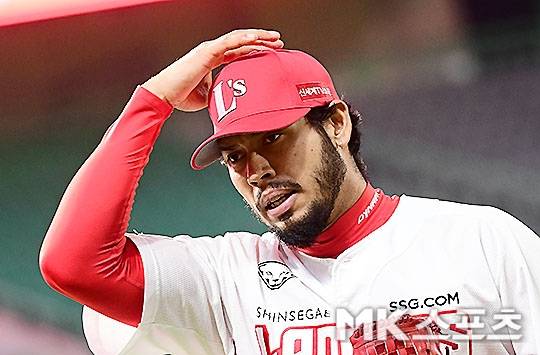 SSG 랜더스 외국인 투수 윌머 폰트가 21일 인천 SSG랜더스필드에서 열린 두산 베어스와의 경기에 선발등판해 6이닝 1실점(비자책)으로 호투하며 시즌 8승을 수확했다. 사진(인천)=김영구 기자