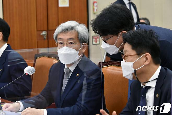 (서울=뉴스1) 구윤성 기자 = 21일 서울 여의도 국회에서 열린 정무위원회의 금융위원회·금융감독원 등에 대한 종합국정감사에서 고승범 금융위원장이 관계자와 대화하고 있다. 2021.10.21/뉴스1