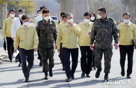 문재인 대통령이 2일 대전광역시 국군대전병원을 방문해 신종 코로나바이러스 감염증(코로나19)과 관련한 군 주요 조치사항을 보고 받고 무하차 검체체취소로 향하고 있다. [대전=뉴시스]박영태 기자 = 2020.03.02. since1999@newsis.com