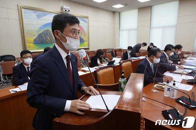 (서울=뉴스1) 구윤성 기자 = 최준우 한국주택금융공사 사장이 18일 서울 여의도 국회에서 열린 정무위원회의 예금보험공사, 한국예탁결제원, 한국자산관리공사, 한국주택금융공사 등에 대한 국정감사에서 업무보고를 하고 있다. 2021.10.18/뉴스1