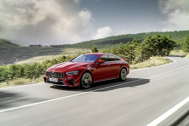 신형 ‘메르세데스-AMG GT 63S E 퍼포먼스’에 콘티넨탈의 고성능 타이어 ‘20인치 스포트콘택트 6’가 표준 장착 타이어로 장착된다. /사진=콘티넨탈