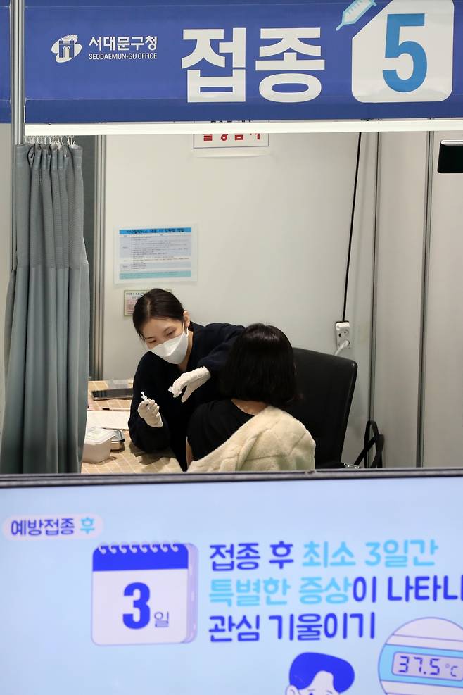 21일 오전 서울 서대문구 북아현문화체육센터에 마련된 신종 코로나바이러스 감염증(코로나19) 백신 예방 접종센터에서 시민들이 백신접종을 받고 있다./ 사진=뉴스1