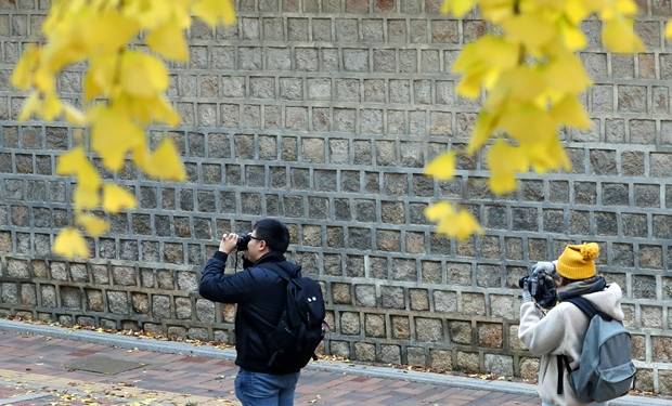 오는 22일은 내륙의 아침기온이 5도 밑으로 내려가 추울 것으로 보인다. 사진은 오후부터 찬 공기가 유입되면서 내륙을 중심으로 한파주의보가 내려진 가운데 지난 18일 서울 중국 덕수궁 인근에서 외국인 관광객들이 사진을 찍는 모습. /사진=뉴스1