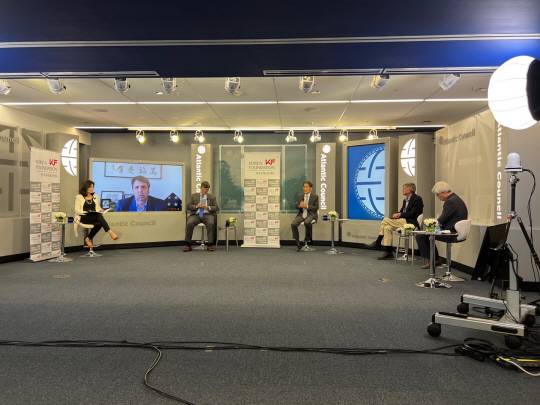 9월 28일 미국 워싱턴DC 싱크탱크 애틀랜틱 카운슬 스튜디오에서 열린 연례 포럼에서 마크 램버트(왼쪽 두 번째) 미 국무부 한·일 담당 부차관보, 오미연(〃 첫 번째) 애틀랜틱 카운슬 아시아프로그램 국장 등 참석자들이 한반도 이슈에 대해 논의하고 있다. 화면 속 인사는 마크 리퍼트 전 주한 미국대사다.  애틀랜틱 카운슬 제공