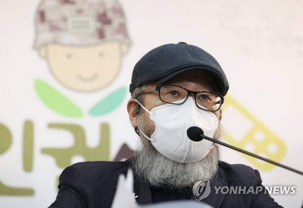 고 이예람 중사 부친이 지난 14일 서울 마포구 군인권센터에서 열린 ‘공군 20전투비행단 성추행 피해자 고 이예람 중사 사망사건과 관련 초동수사 문제점 입증 증거자료 공개’ 기자회견에 참석해 발언하고 있다. 연합뉴스