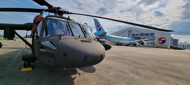 대한항공은 미국 시콜스키사와 UH-60P 블랙호크 기술협력 30주년 기념행사를 진행했다. 사진은 ‘ADEX 2021'에 전시된 블랙호크 모습. [대한항공 제공]