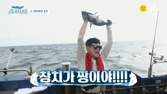 Lee Kyung-kyu was promised a 100,000 won salary increase on the spot for his legendary performance of catching a six-tuna on the East Coast.In the 23rd episode of Channel A entertainment Follow Me OnlyThe Fishermen and the City City Season 3 (hereinafter referred to as The The Fishermen and the City), which was broadcast on October 21, the main Fencing Sabre players Kim Jung-hwan, Koo Bon-gil and Oh Sang-wook of the 2020 Tokyo Olympics played the Great Samchi and Samchi Fishing Team Battle in Gyeongju, Gyeongbuk.Lee Kyung-kyu showed the miracle of catching tuna for the first time among The Fishermen and the City after a huge bite.Lee Kyung-kyu danced in a big room as soon as he walked the tuna, shouting Tunada and the other fishermen were genuinely surprised and open their mouths and watched.Lee Kyung-kyu roared, I am the son of the dragon king, and If you have a tuna on the east coast, tell him to come out.Lee Kyung-kyu said, Catch a hundred triceps. Tuna said it was an unparalleled joy.On the other hand, the The Fishermen and the City just admired, saying, Tuna is caught in our country, Wow, there is a real tuna.