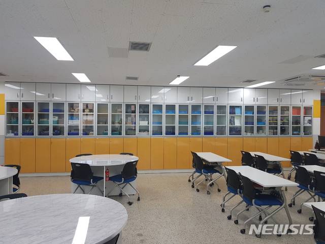 [안동=뉴시스] 최근 정비를 마친 과학실. (사진=경북교육청 제공) 2021.10.21