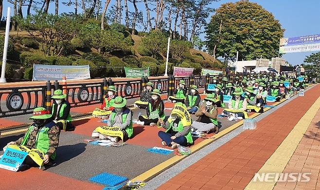 [청주=뉴시스] 김재광 기자 = 20일 총파업에 나선 충북학교비정규직연대회의 노조원 50여 명이 충북도교육청 정문앞에서 '비정규직 차별 철폐'를 주장하며 집회를 열고 있다.2021.10.20.kipoi@newsis.com