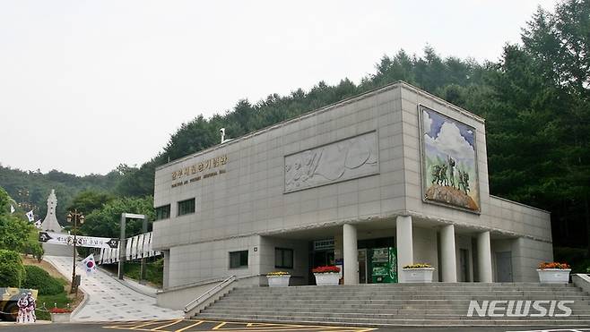 [음성=뉴시스] 강신욱 기자 = 충북 음성군은 산림청 공모사업 선정으로 6·25전쟁 당시 국군 최초 승전을 기념해 음성읍 소여리에 건립한 감우재전승기념관 일대에 무궁화동산을 조성한다. 2021.10.21. ksw64@newsis.com