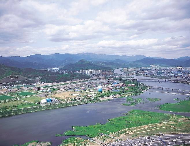 [대구=뉴시스]대구 도심을 둘러싸며 흐르는 금호강 전경(사진=대구시 제공) 2021.10.21. photo@newsis.com *재판매 및 DB 금지