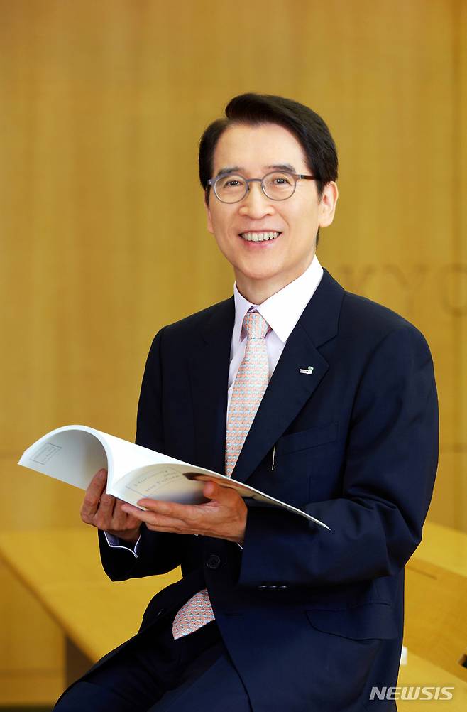 [서울=뉴시스] 신창재 교보생명 회장. (사진=교보생명 제공) 2021.10.21. photo@newsis.com *재판매 및 DB 금지