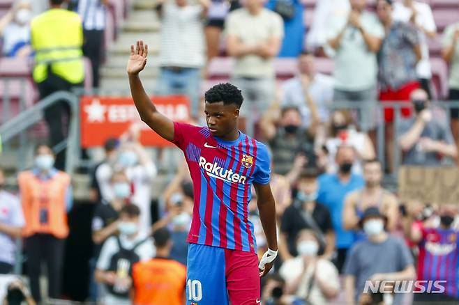 [바르셀로나=AP/뉴시스] 바르셀로나 안수 파티. 2021.09.26.