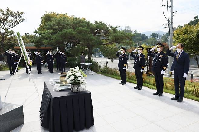 김진표 대구경찰청장은 21일 제76주년 경찰의 날 기념식에 앞서 대구경찰시민공원 내 호국순직경찰추모비에서 순국선열 및 순직·전몰경찰관에 대해 참배했다. *재판매 및 DB 금지