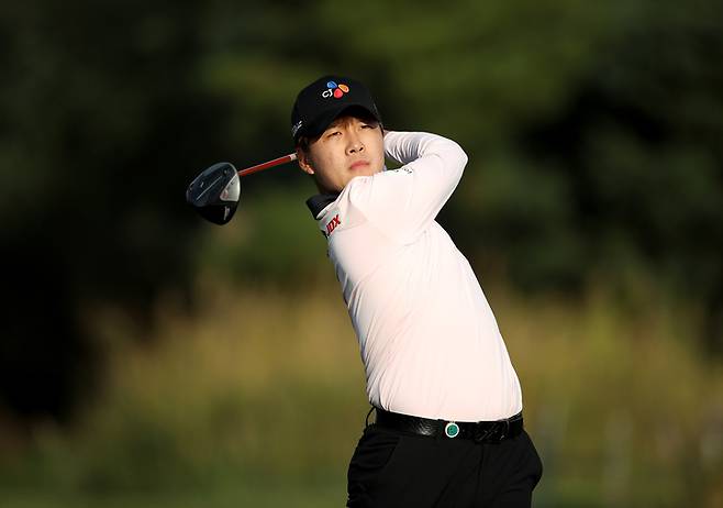 [서울=뉴시스] 홍효식 기자 = 21일 인천 청라에 위치한 베어즈베스트 청라GC에서 열린 하나은행 인비테이셔널 1라운드에서 김민규가 15번홀 드라이버 티샷을 치고 있다. (사진=KPGA제공) 2021.10.21. photo@newsis.com *재판매 및 DB 금지