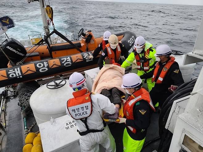 [울산=뉴시스] 구미현 기자 = 울산해양경찰서는 21일 오후 동해가스전(울기 동방 66km) 인근 해상에서 작업중이던 어선에서 응급환자가 발생해 긴급 이송하고 있다. 2021.10.21. (사진=울산해경 제공) photo@newsis.com *재판매 및 DB 금지