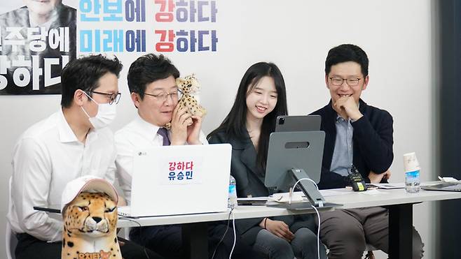 국민의힘 대권주자인 유승민 전 의원이 21일 아들딸과 함께 SNS 라이브방송에 출연했다. (사진제공=유승민캠프) *재판매 및 DB 금지