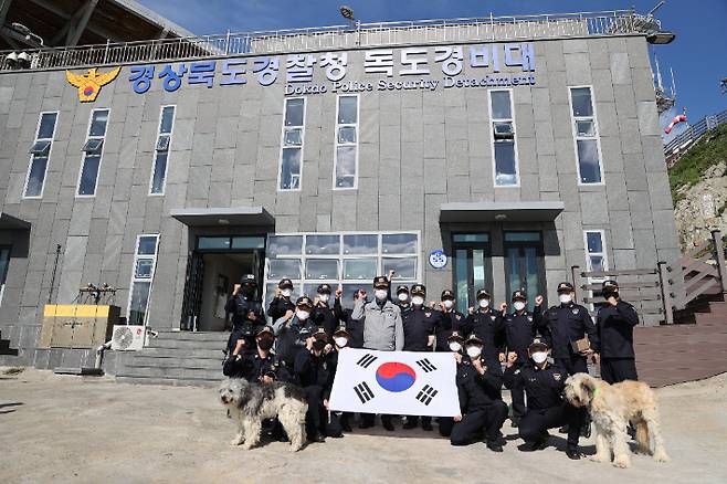 21일 제76주년 경찰의 날을 맞아 이영상 경북경찰청장이 독도경비대를 위로 방문했다. 경북경찰청 제공