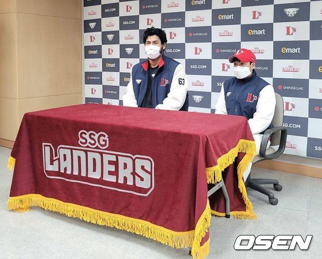 [OSEN=인천, 홍지수 기자] SSG 랜더스 외국인 투수 윌머 폰트가 21일 두산전 호투로 승리투수가 된 후 인터뷰하고 있다. /knightjisu@osen.co.kr